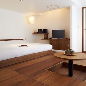 Contemporary Zimmer mit Kingsize-Bett