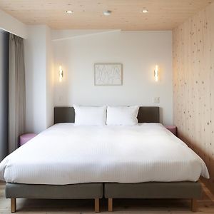 Contemporary Zimmer mit Kingsize-Bett